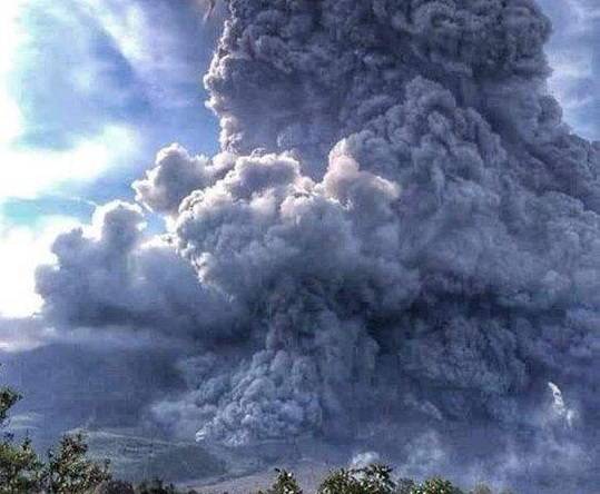 В Индонезии мощно извергается древний вулкан