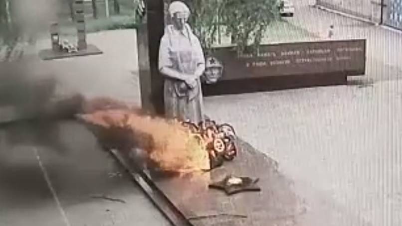 Видео: свердловские школьники спалили венки на Вечном огне