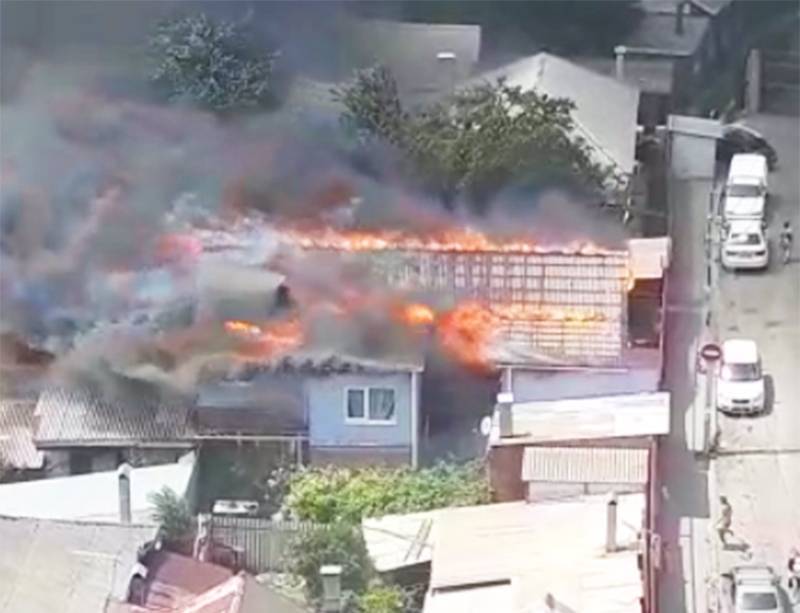 Пожар охватил двухэтажный дом в центре Ростова