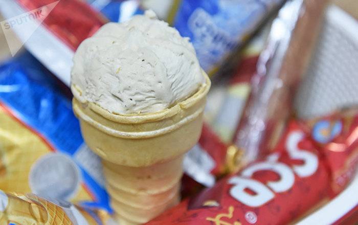 Специалист рассказал, почему нельзя быстро есть мороженое в жару
