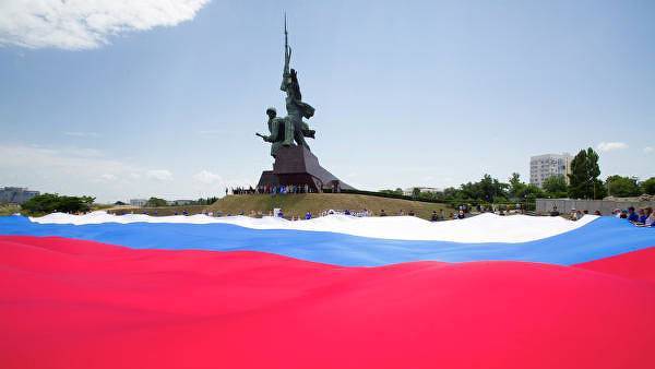 В Севастополе развернули огромный флаг России