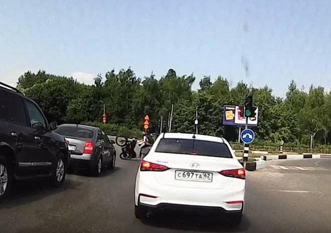 В Рязани «взбесившийся» мотоцикл сбросил пассажира и едва не уехал от байкера (видео)