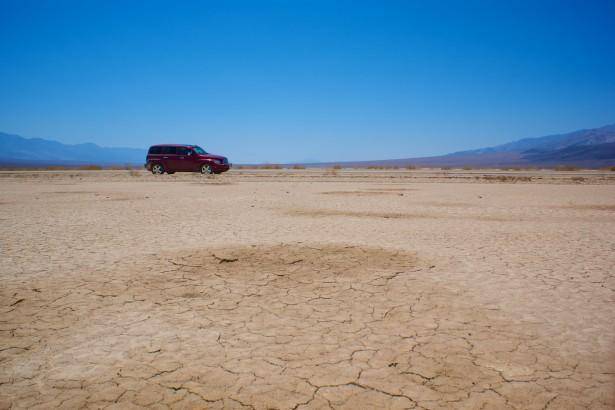 Тысячи роскошных авто оказались на свалке в пустыне возле Дубаи