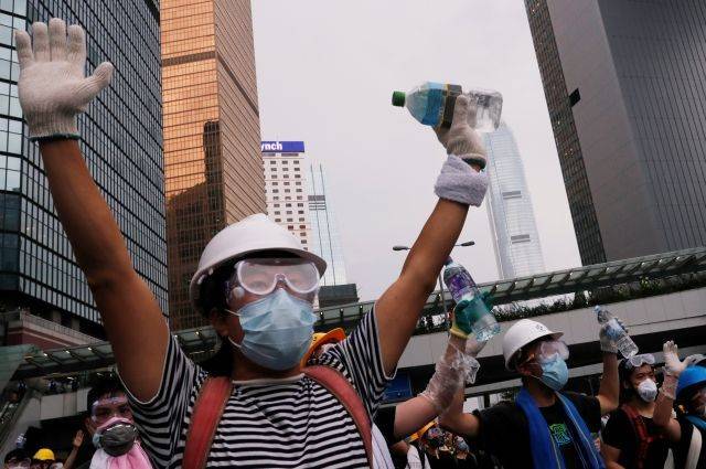 Более 20 человек пострадали во время акции протеста в Гонконге