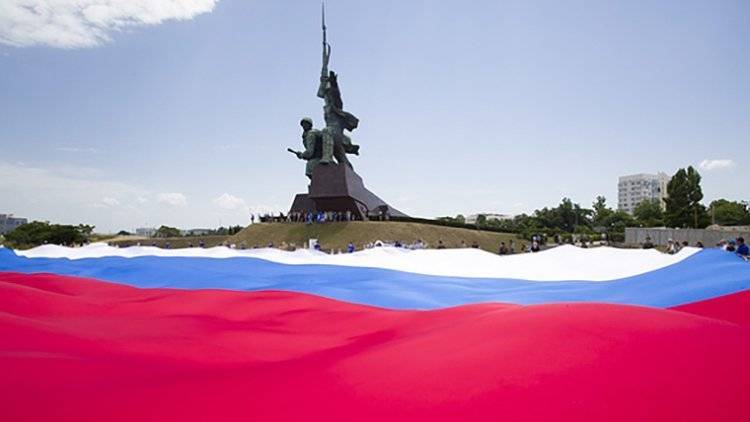 Активисты развернули в Севастополе самый большой флаг России