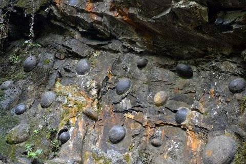 Ученые разгадали тайну скалы, которая каждые 30 лет "рожает" загадочные яйца