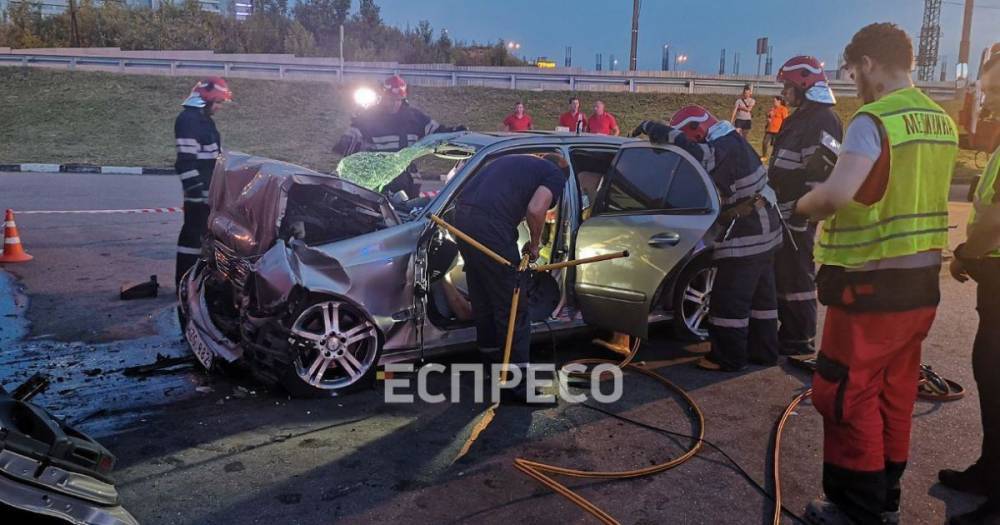 На Столичном шоссе Mercedes на большой скорости врезался в здание: водитель погиб