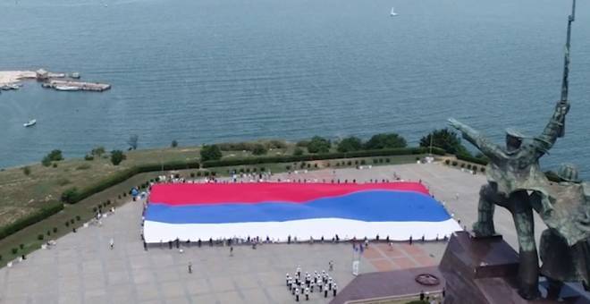 Огромный флаг России развернули в Севастополе