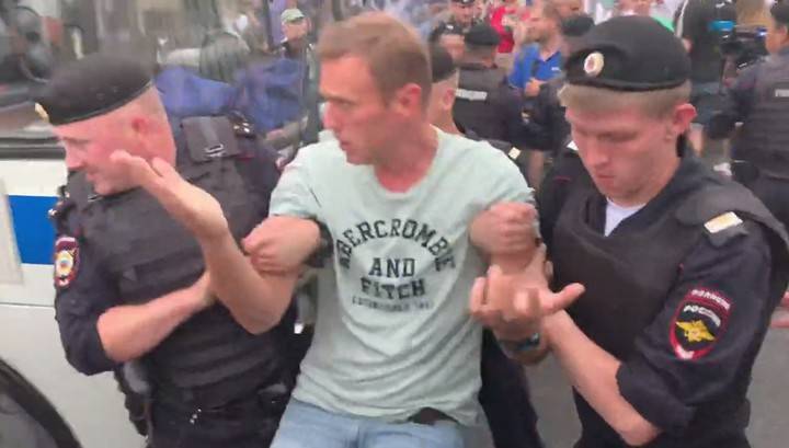 Задержание Алексея Навального в центре Москвы сняли на видео