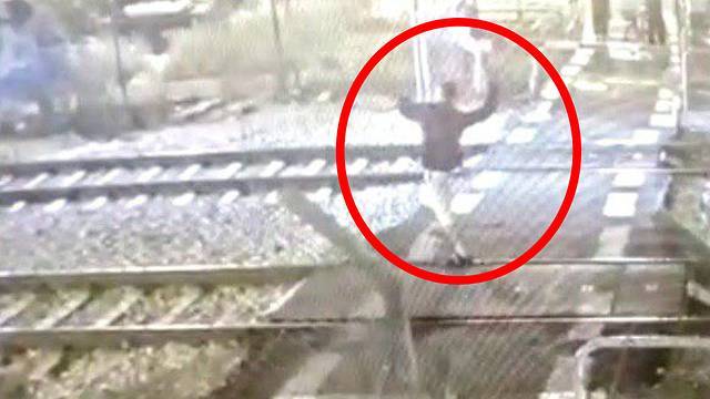 Видео: в Кирьят-Моцкине пешеход вышел на пути и швырял камни в проходящий поезд