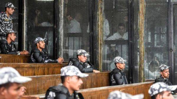 32 человека приговорены в Египте к пожизненному заключению