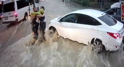 Видео: девушка и водитель троллейбуса спасли снесенного потоком воды ребенка в Севастополе