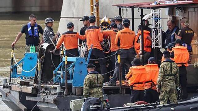 Полиция отпустила под залог капитана судна, столкнувшегося с катером в Будапеште
