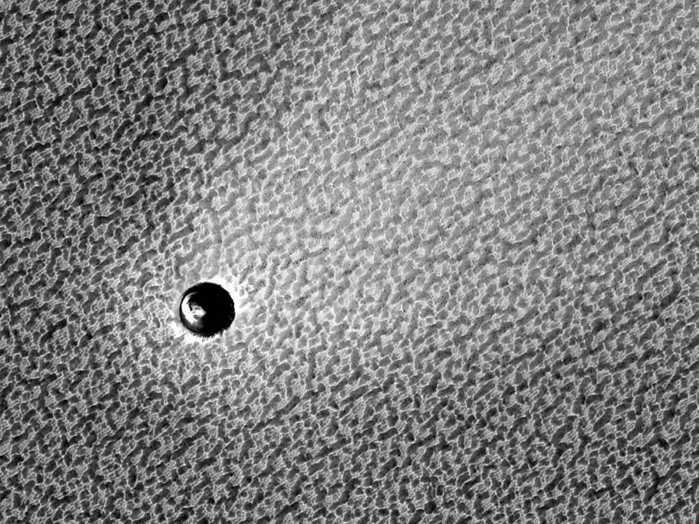 На Марсе обнаружили кратер в виде глаза рептилии. Фото.