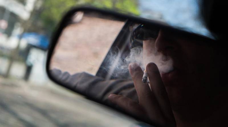 Высокие штрафы, угроза жизни: курение за рулем может дорого обойтись водителю