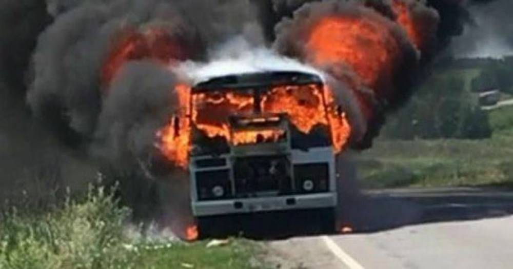 На Полтавщине на трассе во время движения загорелся автобус с пассажирами