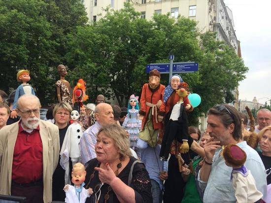 Бунт в Театре кукол: актеры митингуют против нового начальства