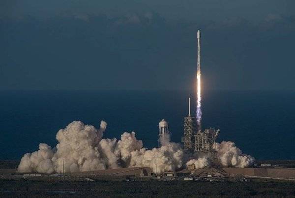 Ракета-носитель Falcon 9 запущена в Калифорнии