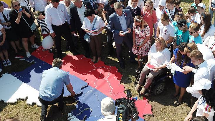 Брянский губернатор Богомаз и участники акции собрали карту-пазл России