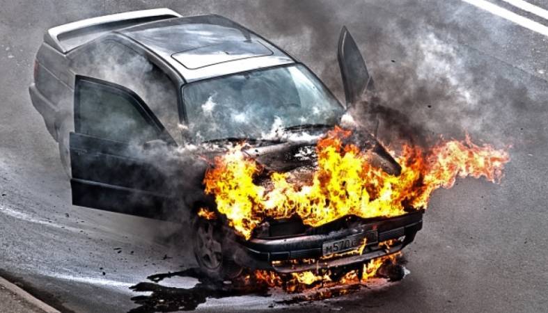В Петрозаводске горел автомобиль