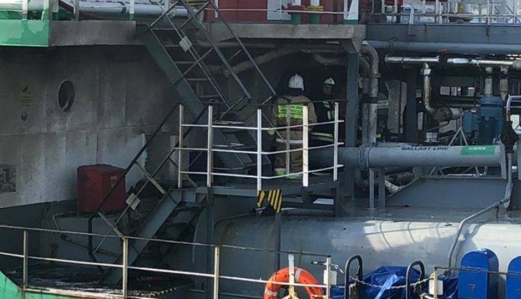 Порт Махачкалы возобновил работу после взрыва на танкере
