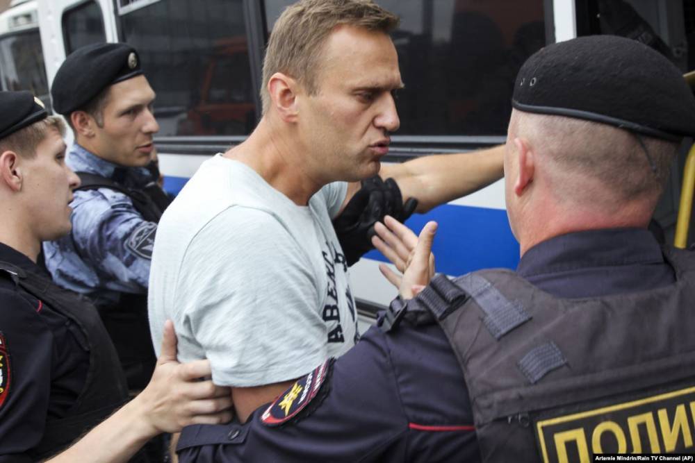 Алексея Навального оставляют в отделе полиции до утра