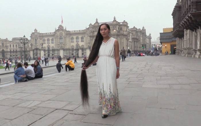 Круче Покахонтас! Видео о девушке с самыми длинными волосами бомбит в сети