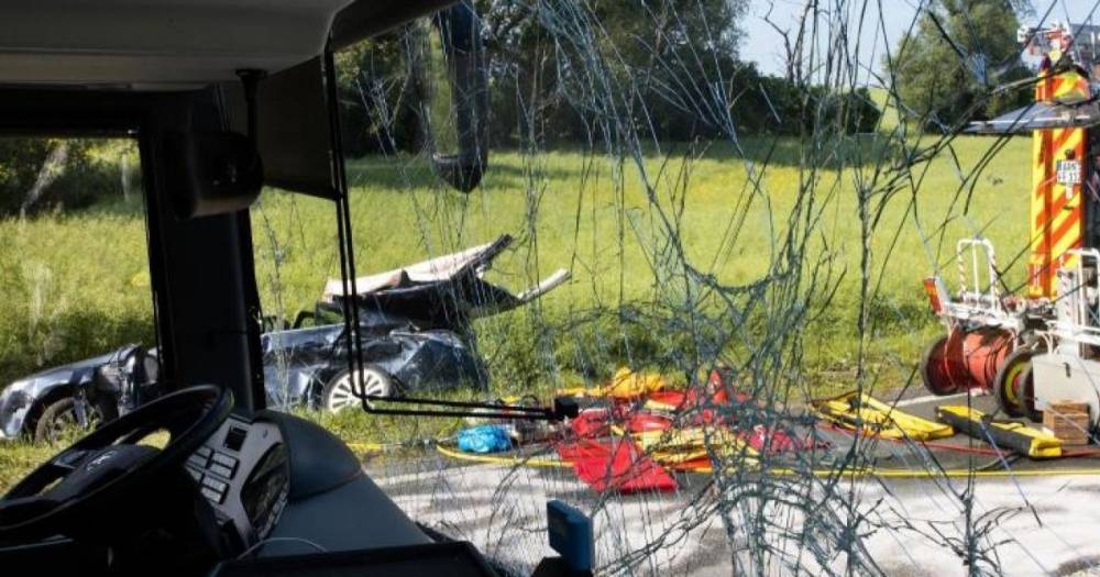 В Германии пожилая пара на легковушке столкнулась с автобусом со школьниками: 23 пострадавших