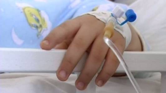 СКАНДАЛ. Российские врачи отказались оперировать больного раком ребенка из-за праздников