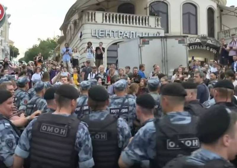 СМИ: в Москве на «марше в поддержку Ивана Голунова» задержаны 400 человек