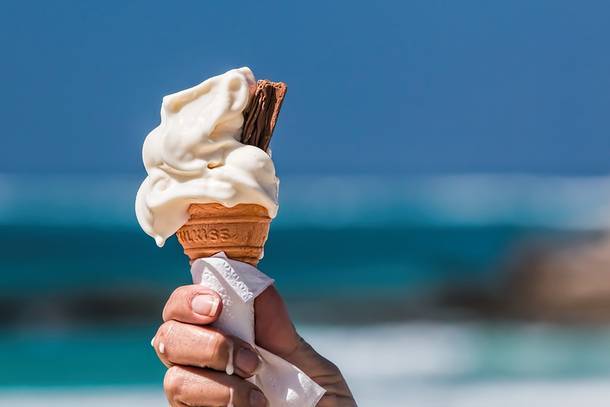 Медики призвали воздержаться от мороженого в жару