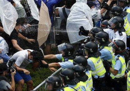 Гонконг: в столкновениях протестующих с полицией пострадали десятки человек. ВИДЕО - 9tv.co.il - Китай - Гонконг - Гонконг