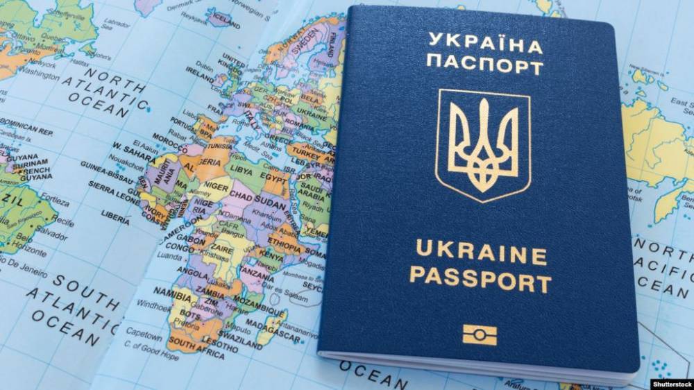 Крымчане массово получают загранпаспорта в Украине
