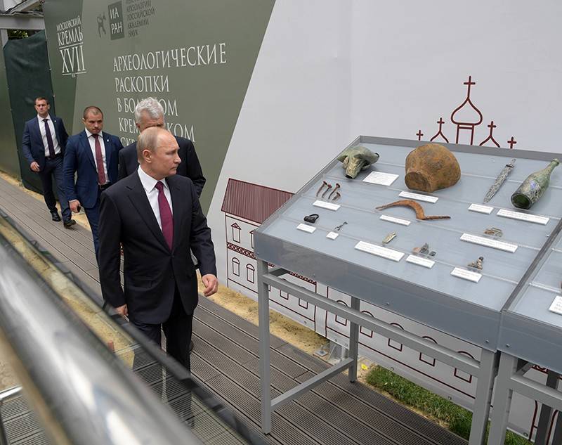 Путину показали вещи сбежавших из Москвы французов