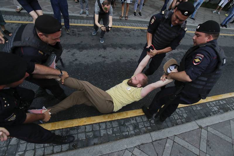 Счет задержанных на акции в Москве в поддержку журналиста Голунова пошел на сотни