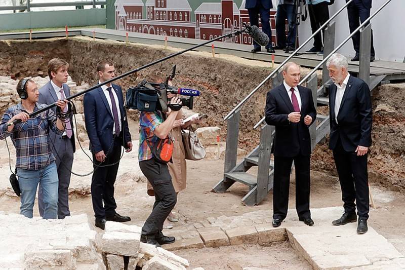 Путину показали найденную в Кремле наполеоновскую саблю