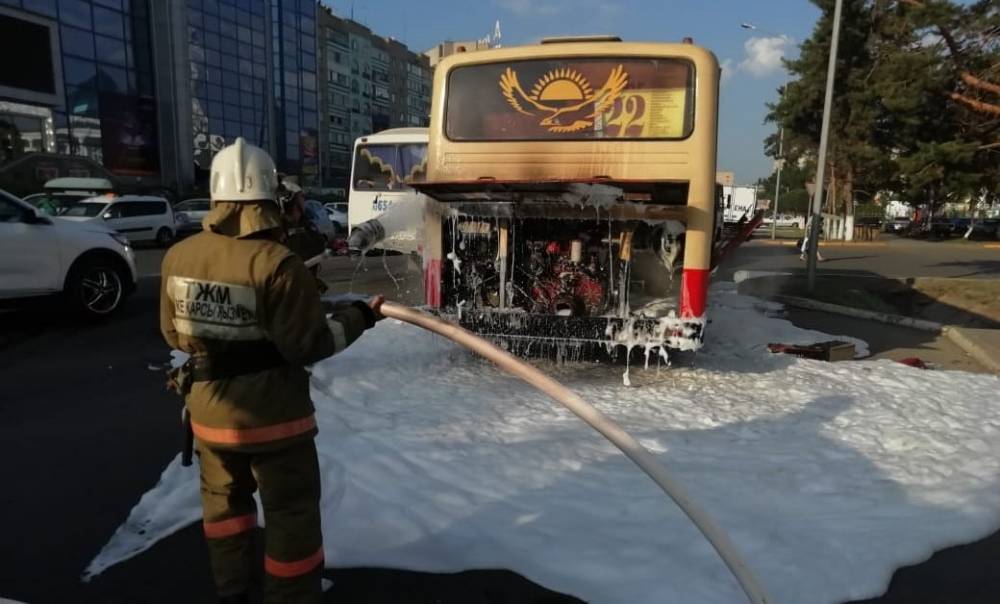 Автобус с десятками пассажиров загорелся возле АЗС в Уральске (фото)