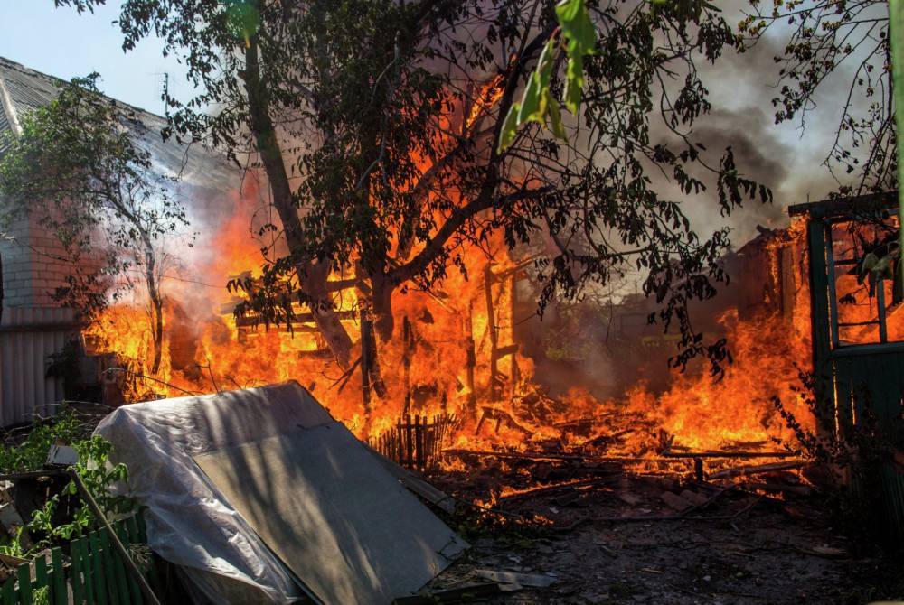 В результате попадания снаряда со стороны карателей ВСУ в Горловке горит жилой дом