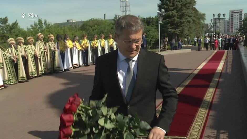 Радий Хабиров возложил цветы к Монументу Дружбы и памятнику «Салавата Юлаева»