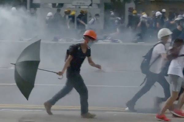 Начался силовой разгон массовых протестов в Гонконге
