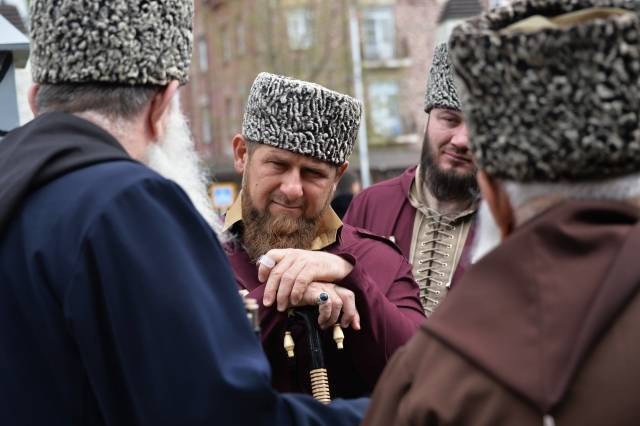 Кадыров обратился к дагестанцам: "пальцы выламаю и вырву язык"