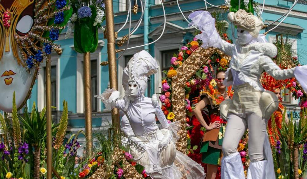 День России в Петербурге отпраздновали парадом цветов и оркестров