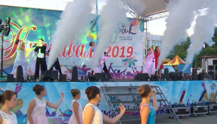 Пора в отпуск: курортный сезон на Кубани открыл красочный карнавал