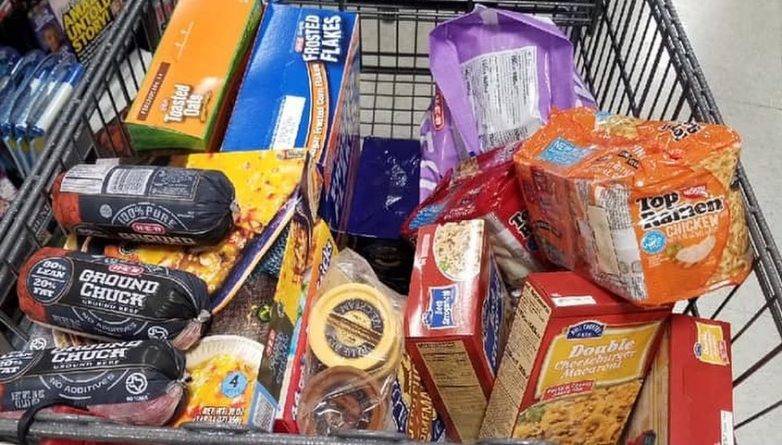 Полицейский из Техаса увидел рядом с магазином голодного ребенка — и оплатил покупки для всей его семьи