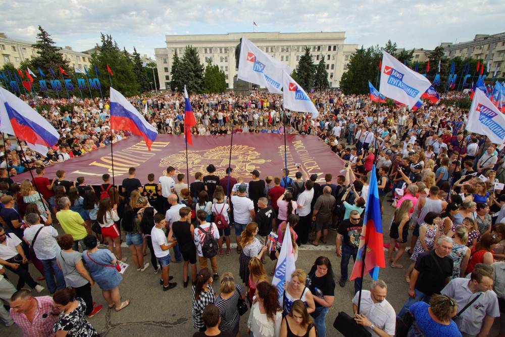 На центральной площади Луганска был развернут самый большой в мире паспорт России