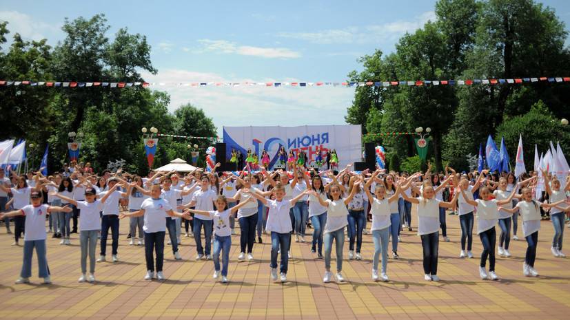 В Адыгее прошли флешмоб и концерт в честь Дня России
