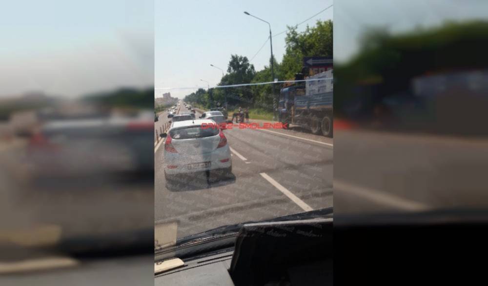 Скутерист попал под колёса иномарки на Рославльском шоссе