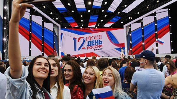 Более 30 тысяч человек посетили концерт на Красной площади в День России