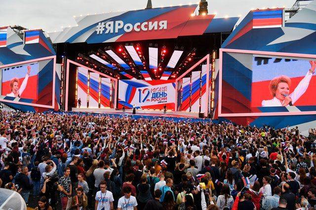 Больше 30 тысяч человек посмотрели концерт на Красной площади в День России