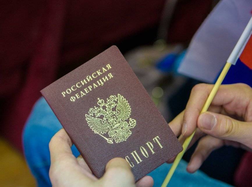 Жители Луганска развернули самую большую копию российского паспорта